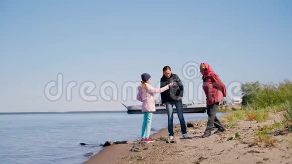 一个年轻的女人花时间和一个年迈的母亲和女儿在一起一位老年妇女带着一个成年成年的女儿沿着视频的预览图