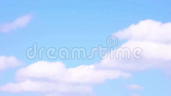 背景为蓝天的白色蓬松云的时间推移超高高清镜头4k视频的预览图
