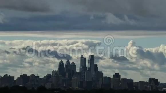 时间流逝视频显示云和天气中心城市费城视频的预览图