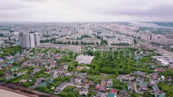 夏天无人机飞过现代城市的住宅区小房子和居住建筑视频的预览图