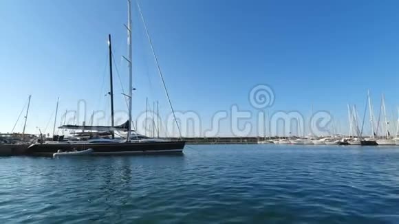 西班牙船只在瓦伦西亚从游船上看到港口的游艇西班牙游艇俱乐部视频的预览图