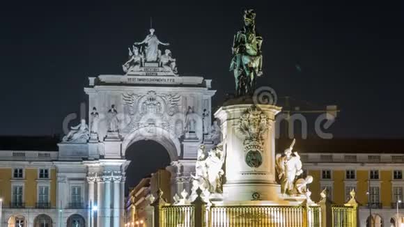 在葡萄牙里斯本的商业广场的凯旋门和何塞一世国王的铜像视频的预览图