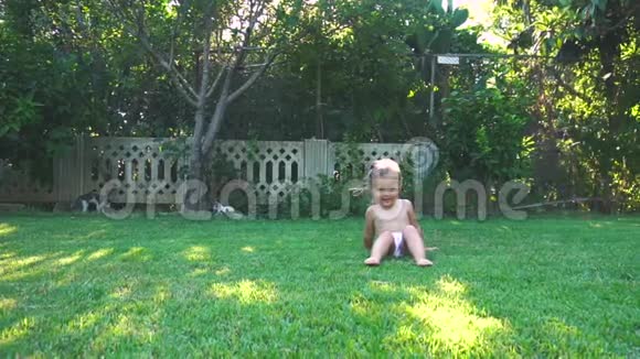 一个快乐的小女孩在后院跳视频的预览图