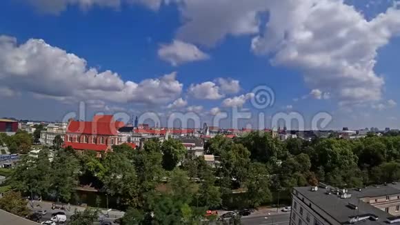 在阳光明媚的夏日滚滚的云彩笼罩着波兰的老建筑时间流逝4k视频的预览图