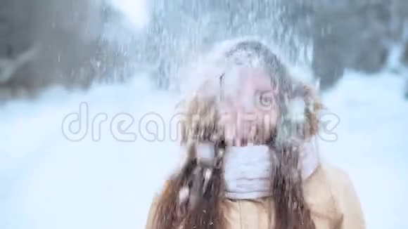 一个戴着白色围巾的年轻女孩在冬天的森林里散步视频的预览图