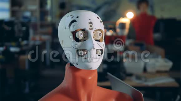 附着在人体上的机器人头在移动它的眼睛视频的预览图