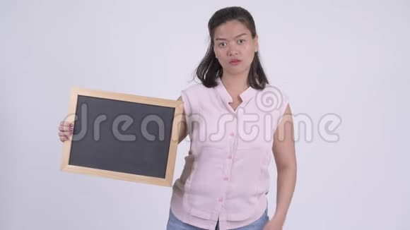 年轻有压力的亚洲女商人拿着黑板竖起大拇指视频的预览图