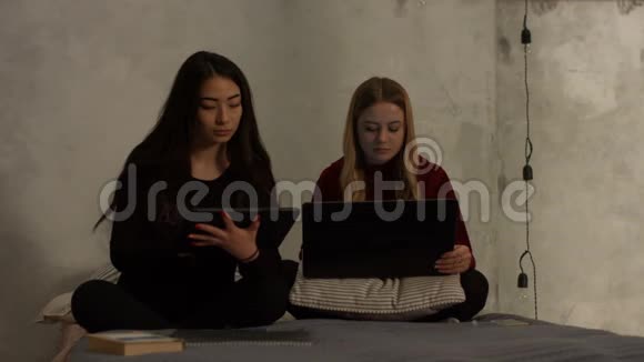 不同的女孩用电子设备学习视频的预览图