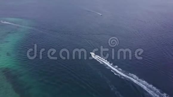 从马努坎岛出发在碧海中的空中观景船视频的预览图