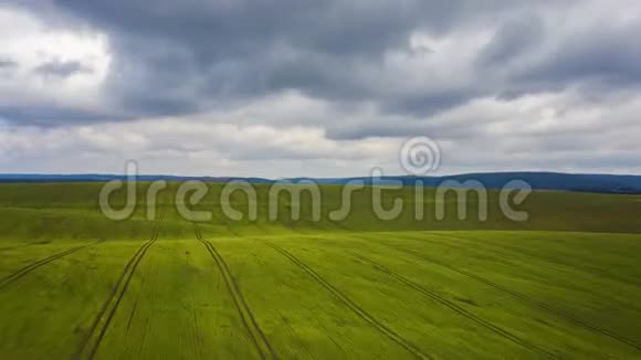 从乡村景观的高度看绿野和天空中如画的云彩空中超速视频的预览图