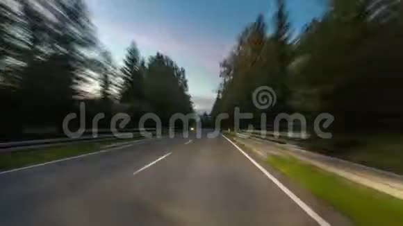 奥地利的柏油路阿尔卑斯山在一个美丽的秋日时光流逝视频的预览图