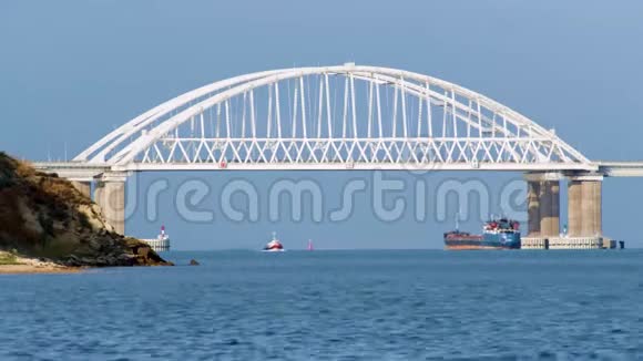 令人叹为观止的海景有一座白色美丽的桥水面上有许多移动的汽车和帆船视频的预览图