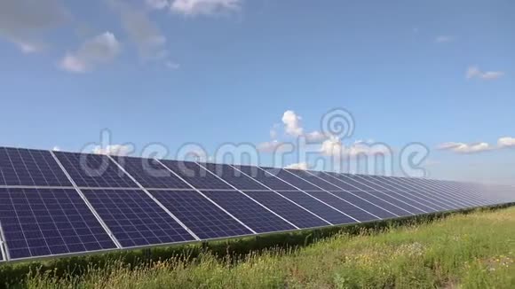 太阳能电池板与发电机对抗美丽的天空视频的预览图