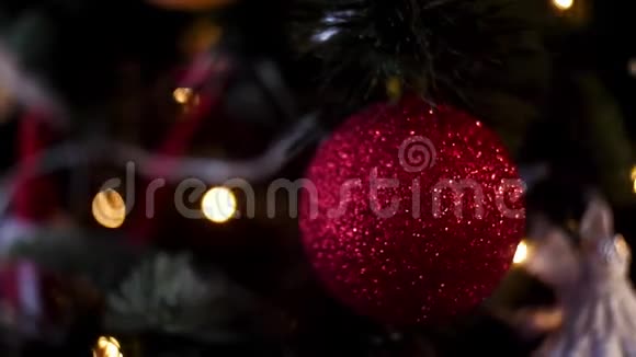 在绿树上用闪亮的花环装饰圣诞玩具框架云杉树枝新年装饰视频的预览图
