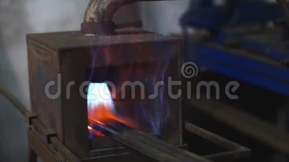 锻造煤气炉用金属棒在工厂车间的史密斯加热视频的预览图
