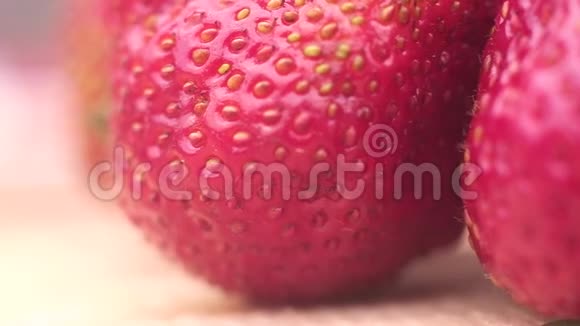 大籽成熟多汁的红色草莓的宏观摄影视频的预览图