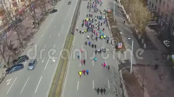 许多人在马拉松比赛中通过城市道路跑步视频的预览图