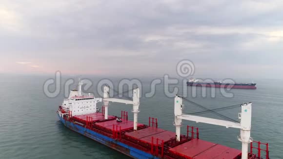 在里斯本港停泊的油轮航片视频的预览图