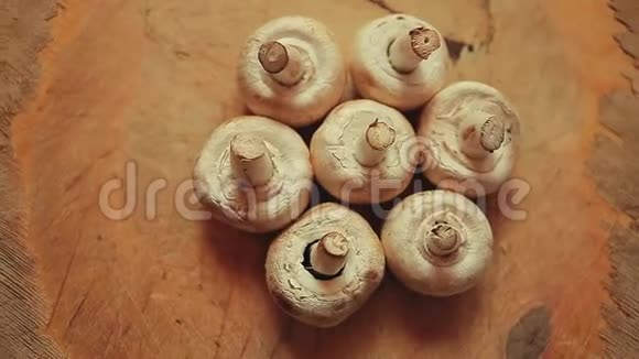 朱皮诺蘑菇锋利的木制背景视频的预览图