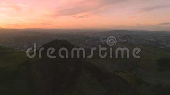 在苏格兰爱丁堡的一群山丘的主峰阿瑟座山上的空中景色视频的预览图