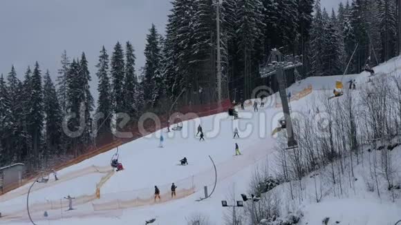 工作滑雪电梯和快乐游客滑雪附近的布科维尔冬季在斯洛文尼亚视频的预览图
