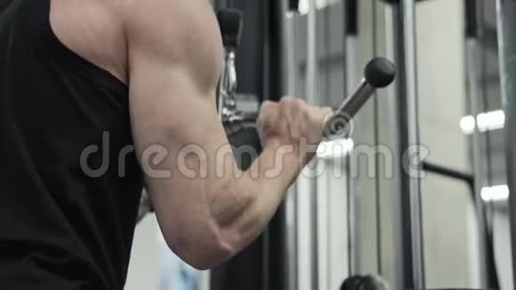男性训练手臂三头肌使用电缆机进行身体质量视频的预览图