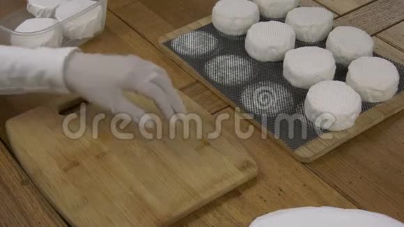 奶酪头包装的操作视频的预览图