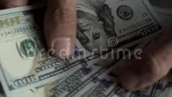 特写男人手数美元钞票视频的预览图