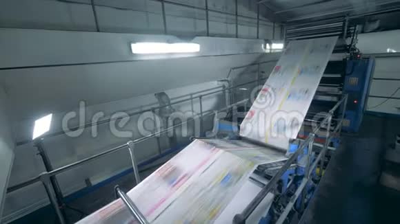 一个传送带在印刷办公室移动纸张关闭视频的预览图