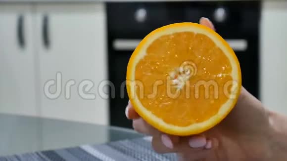 特写视频的女性手握一个成熟的半橙素食观念视频的预览图