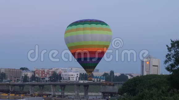 城市里五颜六色的气球视频的预览图