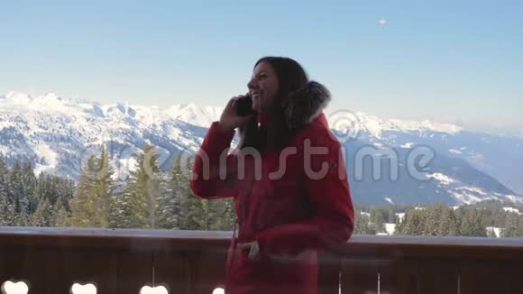 冬令语中讲智能手机的滑雪者视频的预览图