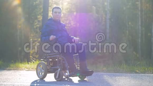 一个身材矮小的人坐在轮椅上看着摄像机视频的预览图