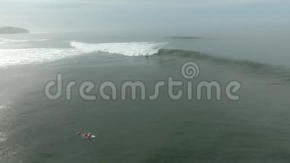 巴厘岛热带度假女人在海浪上冲浪视频的预览图