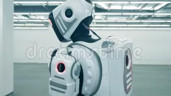 一个机器人未来派机器人半机人独自在房间里行走类人机器人视频的预览图