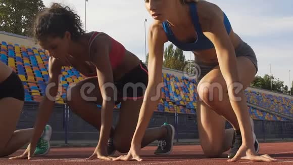 三个混血女人在比赛前站在起跑线上慢动作视频的预览图