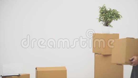 坚固的夫妇是旋转的大移动盒子装满物品隔离在白色背景上行动动画4K视频的预览图