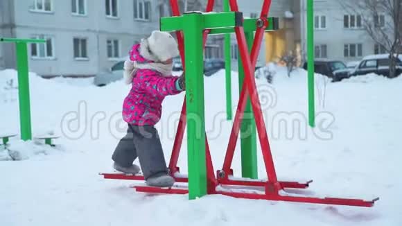 在雪天的操场上玩耍的女孩视频的预览图