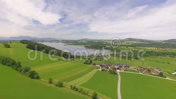 奥地利萨尔茨堡附近的沃勒西湖鸟瞰图视频的预览图