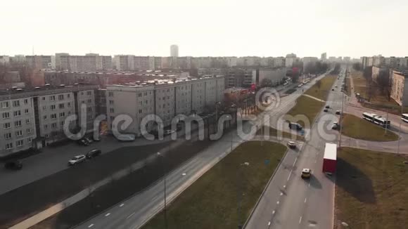 空中观看几条平行道路的交通和人们行走电影无人机在里加的道路上飞行视频的预览图