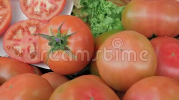 整块和切片番茄在生菜上视频的预览图