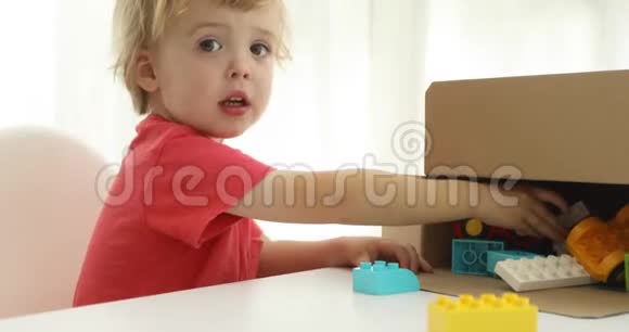 小男孩在一个盒子里视频的预览图
