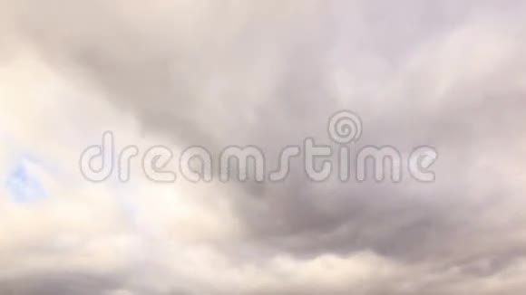 干草上的云从上到下时间视频的预览图