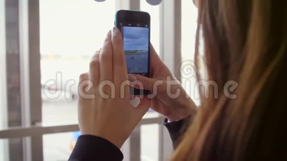 飞机起飞的智能手机视频女子在机场使用手机录像视频的预览图