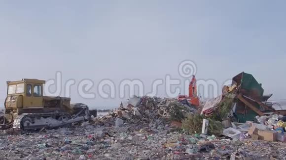 俄罗斯冬季垃圾场重型机械的工作视频的预览图