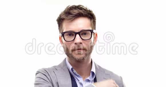 专业商业金发成年男子戴眼镜和使用智能手机个人行动视频人物视频的预览图
