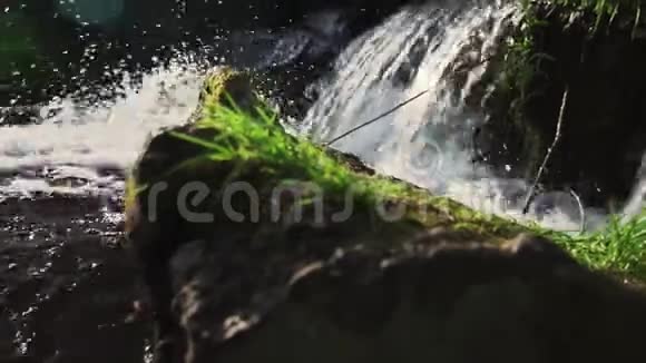 狂风暴雨的河水从山上流过急流视频的预览图