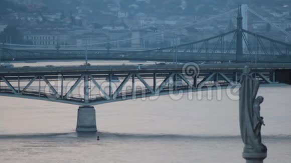 布达佩斯变焦的佩托菲大桥上的交通视频的预览图