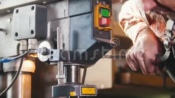 铁匠在工作与电钻机金属刨花动态射击视频的预览图