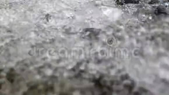 夏天在户外的湿漉漉的野瀑布冒泡和飘落视频的预览图